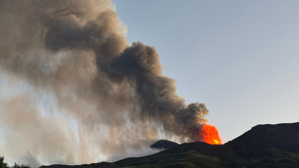 意大利西西里岛和斯特龙博利火山爆发导致旅行中断